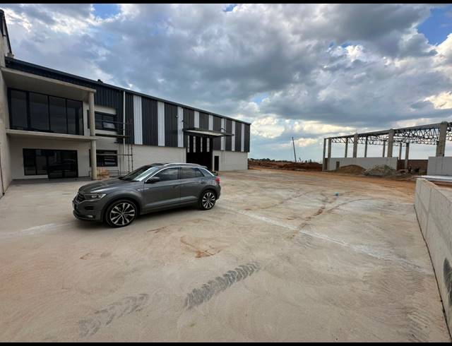555M² WAREHOUSE TO LET IN LANSERIA